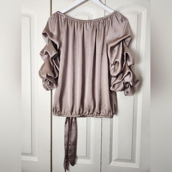 Vince Camuto Champagne Off The Shoulder Balloon Sleeve Top Size Medium - Picture 7 of 10